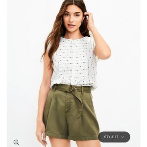 Loft pleated belt shorts